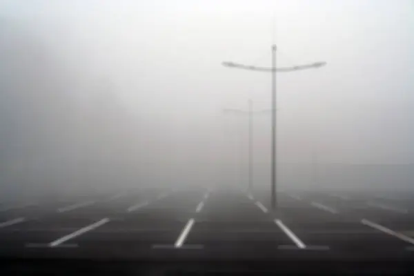 Estacionamento Vazio Desfocado Num Nevoeiro — Fotografia de Stock