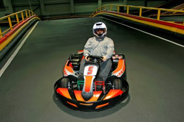 bir erkekte go-kart karting-parça kapalı kask