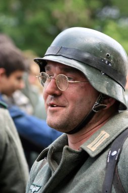 Kiev, Ukrayna, 11.05.2009 gözlük ve kask, askeri adam portresi ikinci savaş tarihi yeniden taktik gösteri için hazırlık formu