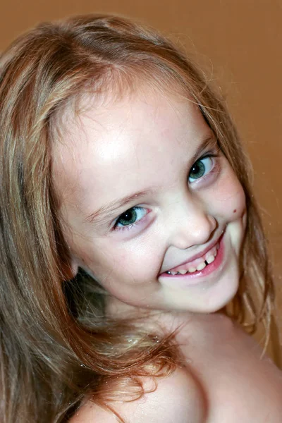 Retrato Uma Linda Menina Rindo Com Cabelo Comprido Close — Fotografia de Stock