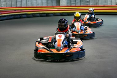 Brovary. Ukrayna. 14.03.2010 bir kask çocuklarda go-kart karting yolda kapalı bulunmaktadır