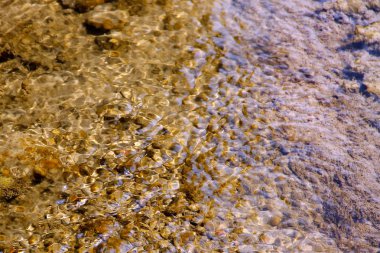 Kumlu alt kıyıya yakın temiz su ile görülür. Arka plan. Doku