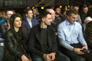 Brovary. Ukrayna, 14.11.2015 Postol, Wbc süper hafif şampiyonu, kadın ve erkek olarak diğer seyirci oditoryum ile seyirci arasında oturuyor