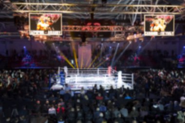 aydınlatılmış boks halka etrafında bulanık konferans salonu
