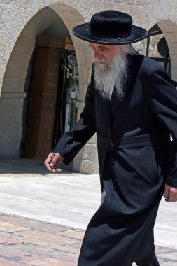 Kudüs, Israil, 06.07.2007 siyah bir şapka ve sokak aşağı yürüyen bir siyah Robe sakal ile eski bir gri saçlı Yahudi