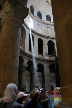 Kudüs, Israil, 06.07.2007 bir ışık kiriş kalabalık kilise içine pencere yoluyla yol yaptı