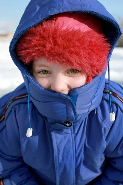 Een Klein Meisje Een Blauwe Winter Jas Kap Ijzige Winterdag — Stockfoto