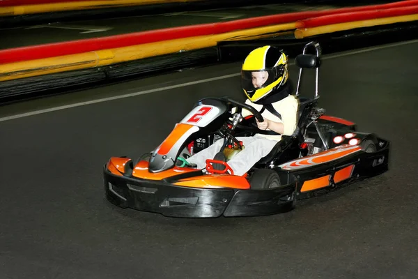 Een Het Glimlachen Kleine Meisje Een Helm Karting Karting Spoor — Stockfoto