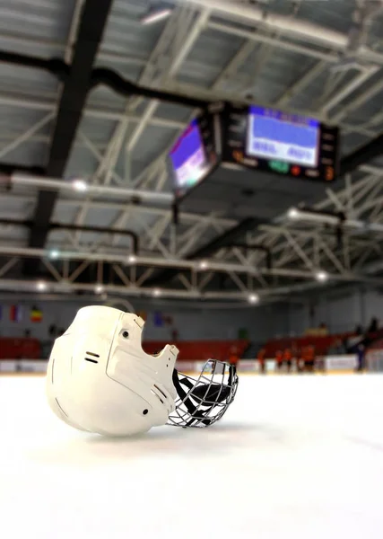 Brovary Ukraine 2010 White Helmet Lies Icefield Indoors Ice Stadium — Stock Photo, Image