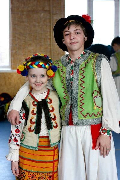 Ukraińskie Stroje Ludowe Regionu Zachodnich Nastoletnim Chłopcem Małą Dziewczynką — Zdjęcie stockowe