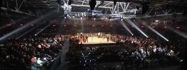 ブロヴァルィー ウクライナ 2010 完全なボクシングの試合を見ている観客のホール ホール内 — ストック写真