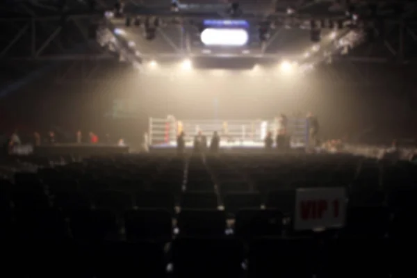 Bulanık boş hall spot ışığında boks halka etrafında seyirci için