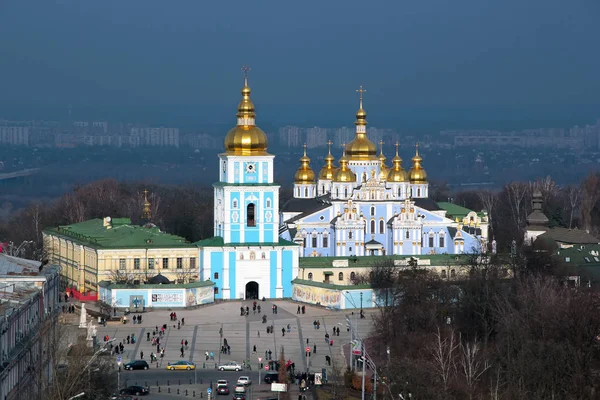 Киев Украина 2011 Вид Вершины Площади Михайловского Собора Золотыми Куполами — стоковое фото