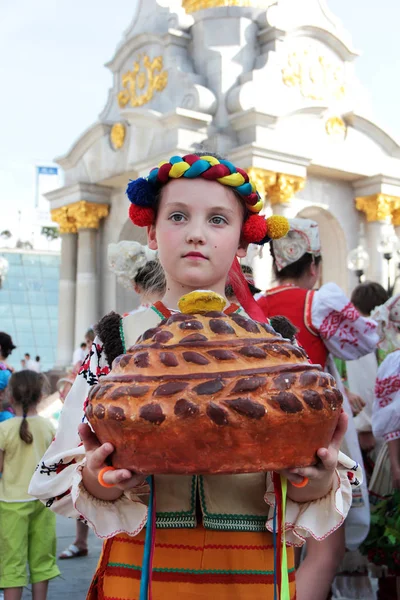 Petite Fille Costume National Ukrainien Tient Grand Pain — Photo