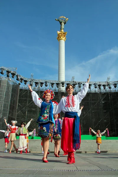 Kiev, Ukrayna, 29.05.2011 dansçılar bir adam ve kız bir kaç içinde ulusal bir Ukrayna kostümleri sahnede