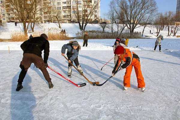 Kiev Ukraina 2012 Barn Och Vuxen Spela Ishockey Skridskobana Utomhus — Stockfoto