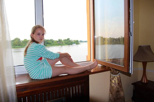 Dospívající Dívka Pruhované Šaty Sedí Okenním Parapetu Otevřeného Okna Vypadá — Stock fotografie