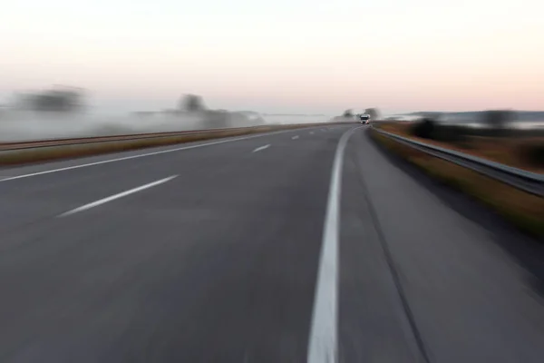 Niewyraźne Zdjęcie Autostrady Ciężarówką Oddali Wykonane Ruchu Dużych Prędkości Samochodu — Zdjęcie stockowe