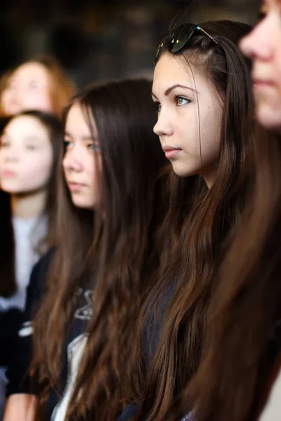 キエフ ウクライナ 流れる長い髪の美しい少女ブルネットのグループ 2015 は前方に見えるし 聞き入る — ストック写真