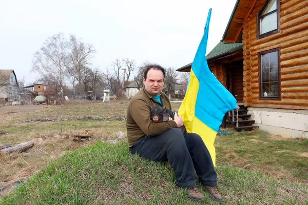 Человек Маленькой Свиньёй Сидит Траве Ними Украинский Флаг Машет Ветру — стоковое фото