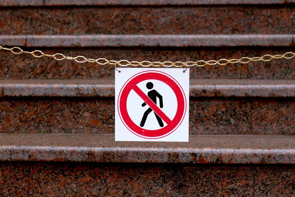 Road Sign Prohibiting Movement Pedestrians Hanging Chain Stairs — Stock Photo, Image