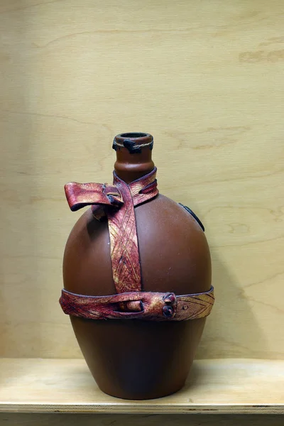 一个棕色的打开的瓶子绑着粉红色的丝带 — 图库照片
