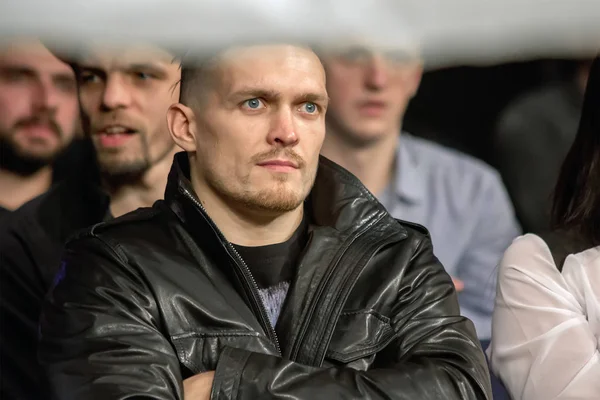 Brovary. Ukrayna, 14.11.2015 bir portresini Wbo Cruserweight şampiyonu Usyk bir siyah deri ceket kapalı