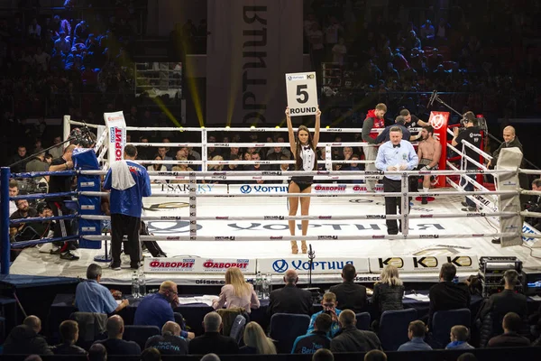 Brovary. Ukrayna, 14.11.2015 ring kızı boks ring içinde duruyor ve bir tabak Yazıtı - 5 yuvarlak ile tutar. Reffere ortasında olduğunu. Boksörler ringe köşelerinde vardır.