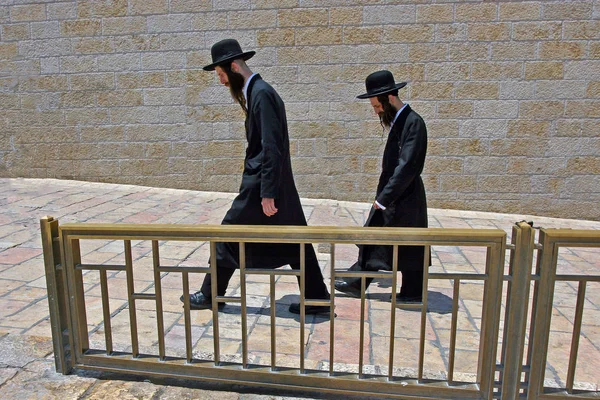Jerusalén Israel 2007 Dos Judíos Con Barba Sombrero Negro Túnica — Foto de Stock