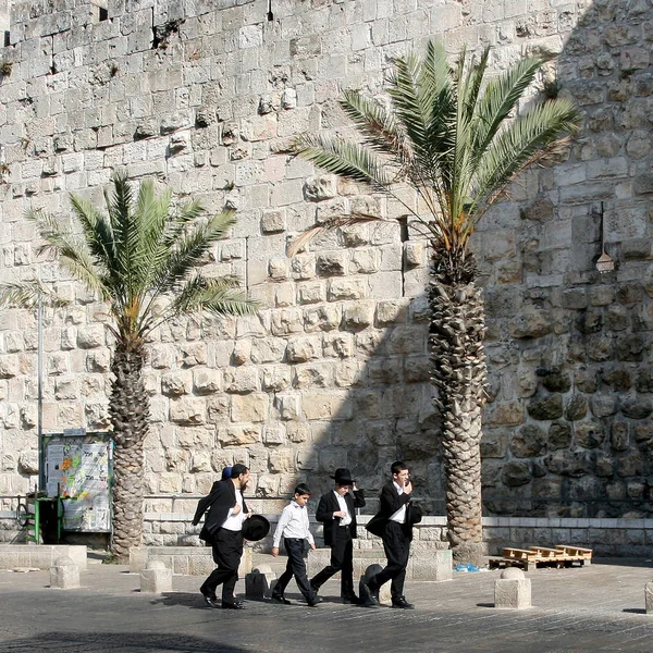 Jerusalén Israel 2007 Cuatro Jóvenes Judíos Caminan Por Calle Largo — Foto de Stock