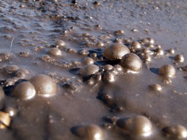 Kir ve gri su kabarcıkları. Yakın çekim.
