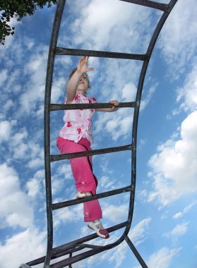 Gökyüzü arka planda merdiven tırmanma küçük kız alt görünümü
