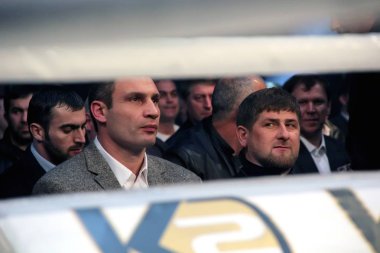 Brovary, Ukrayna, 4.12.2010 Ukraynalı siyasetçi, boksör Vitali Klitschko, Çeçen Başkanı Ramzan Kadırov. Boks mücadele izlerken.