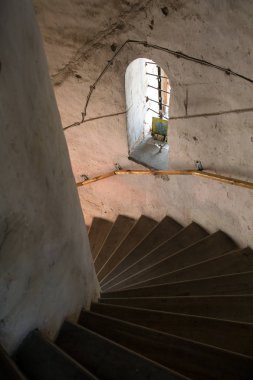 Merdiven tapınak ve simgeleri içeren bir pencere