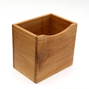 Ahşap stand üzerinde beyaz izole şarap şişeleri için