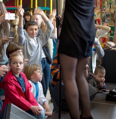 Brovary. Ukrayna. 25.04.2015. çocuk çocuklar kalabalık içinde çocukların önünde kadın ayak üzerinde arıyor