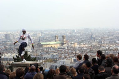 Paris, Fransa - Mayıs, 14 Nisan 2012 - futbolcu freestyler, ıya Traore--dan eskiden şiling şimdi, Montmartre Basilique du Sacré Coeur Bazilikası'na.