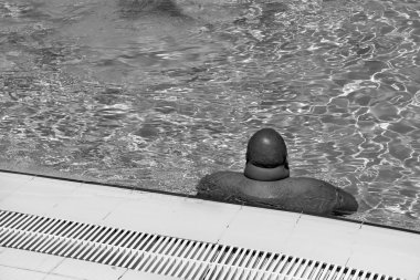 Kalın zenci bir havuzda. Arkadan Görünüm, siyah-beyaz fotoğraf olduğunu.