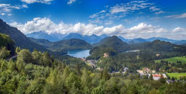 Neuschwanstein Şatosu balkon manzarası. Hohenschwangau Kalesi, Bavyera Alpleri, Schwansee, Alpsee görüntüleyin. Bavyera. Almanya. HDR
