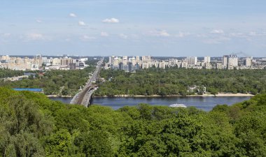 Panorama yukarıdan Kiev Dnipro sol tarafına yaz aylarında. Metro köprüyü nehir. Nehrin üzerinde beyaz bir gemidir. Alan konut üzerinde arka plan olduğunu