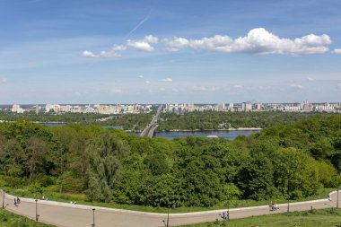 Panorama yukarıdan Kiev Dnipro sol tarafına yaz aylarında. Yoğun bitki örtüsü ile bir park'ın sokak görünümü. Nehir bir köprü ve konut alanı ile olan mesafe