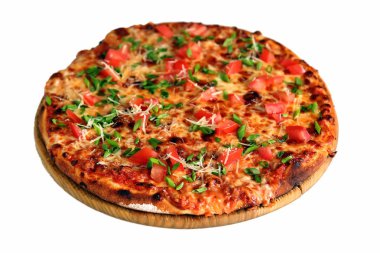 Ahşap stand üzerinde beyaz izole lezzetli pizza soğan, biber, parmesan ile