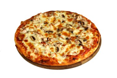 Güzel pizza mantar ile ahşap üzerinde füme et stand üzerinde izole beyaz
