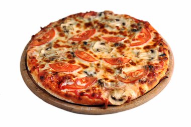Mantar ile lezzetli pizza, domates ahşap stand üzerinde beyaz izole
