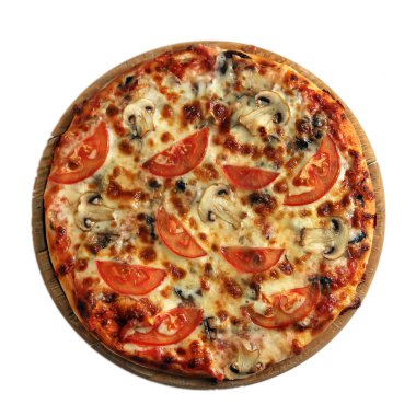 Mantar ile lezzetli pizza, domates ahşap stand üzerinde beyaz izole