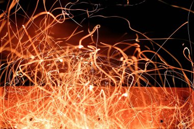 Rüzgarlı gecede Barbekü kıvılcımlar uçuşuyordu parlak turuncu