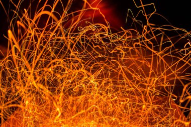 Rüzgarlı gecede Barbekü kıvılcımlar uçuşuyordu parlak turuncu