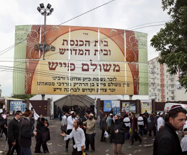 Uman, Ukrayna, 13.09.2015: Kippahs ve siyah kıyafetler Yahudilerin çoğu sokakta Rosh Hashanah, kutlama sırasında Yahudi yeni yılı