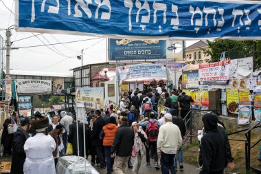 Uman, Ukrayna - 13 Eylül 2015: her yıl Ortodoks Bratslav Hasidik Yahudiler farklı ülkeden binlerce Uman Rosh Hashanah, Yahudi yeni yılı, Haham Nachman mezar işaretlemek için bir araya