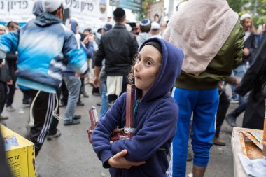 Uman, Ukrayna, 13.09.2015: Hoodie Payots ile Yahudi bir çocuk sokakta, arka plan üzerinde bir sürü Yahudi vardır